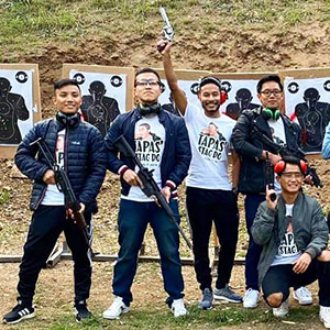 skupina střelců se zbraněmi - fotka na památku